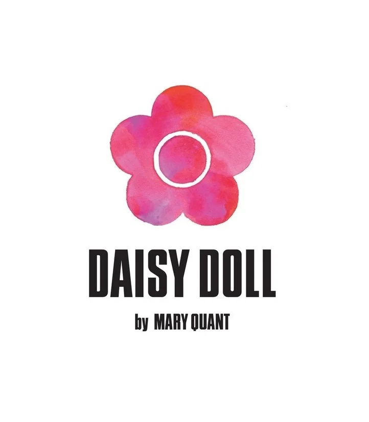 ピンク色のデイジーの花のロゴとDAISY DOLL by MARY QUANTの文字