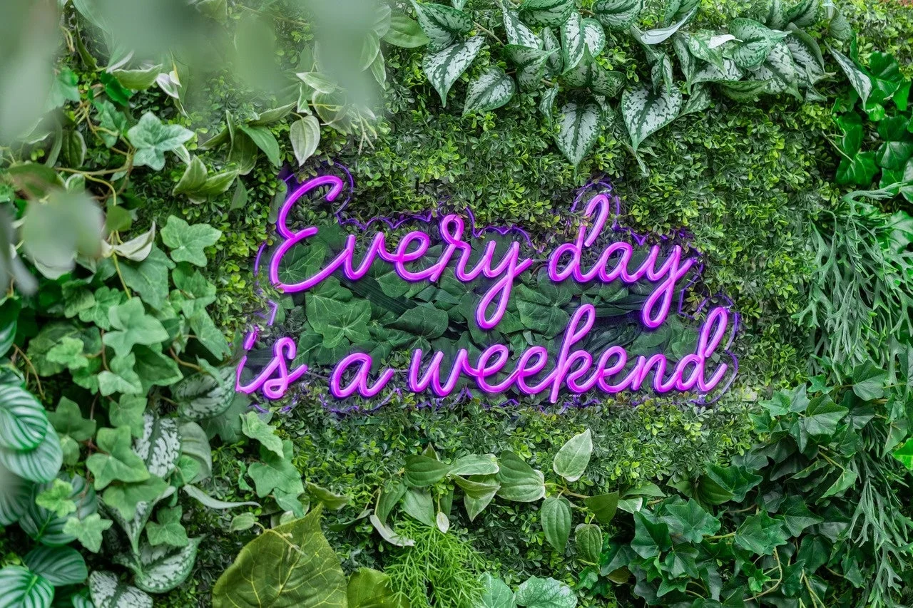 「Every day is a weekend」のネオンサイン