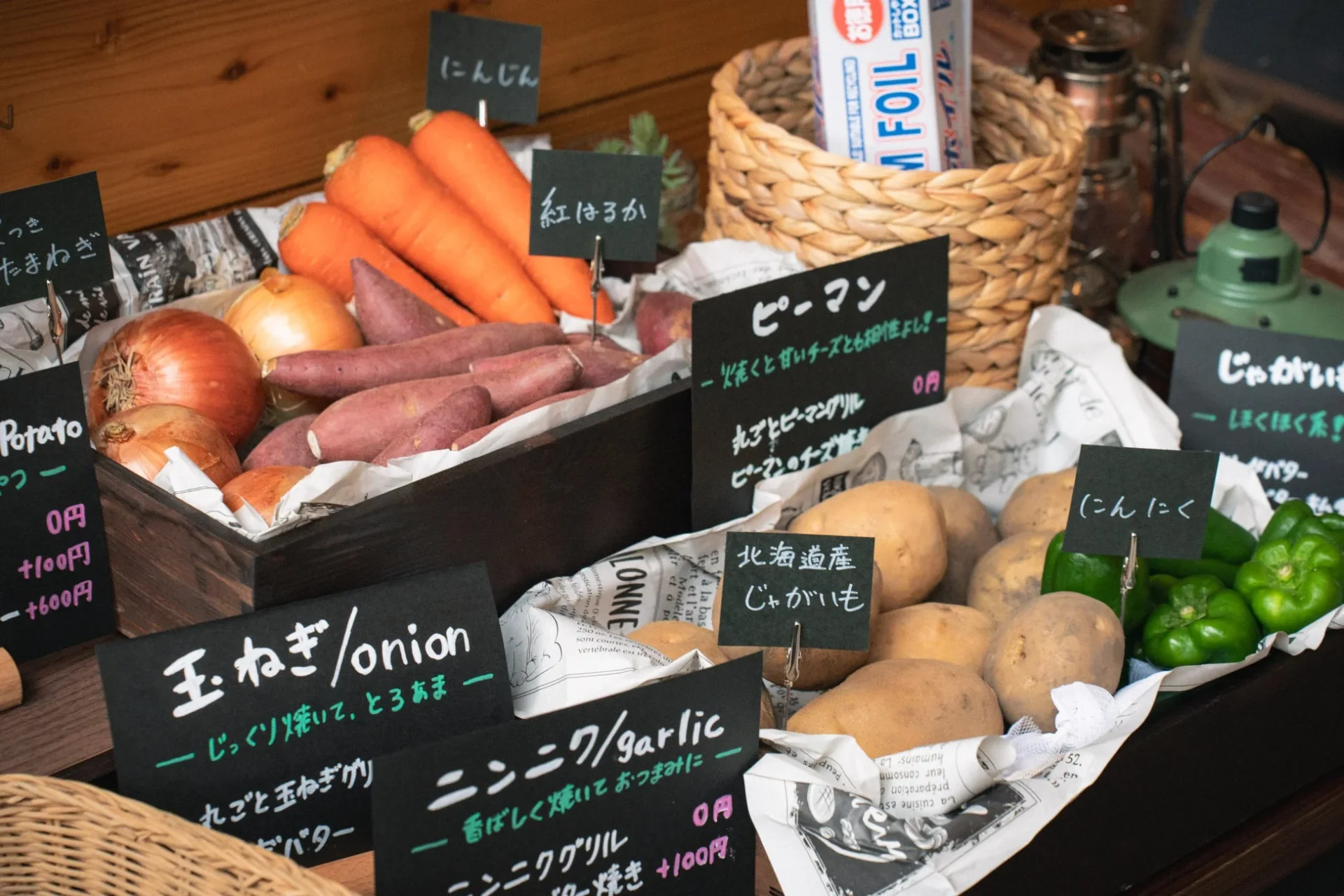 野菜が並ぶマルシェの様子