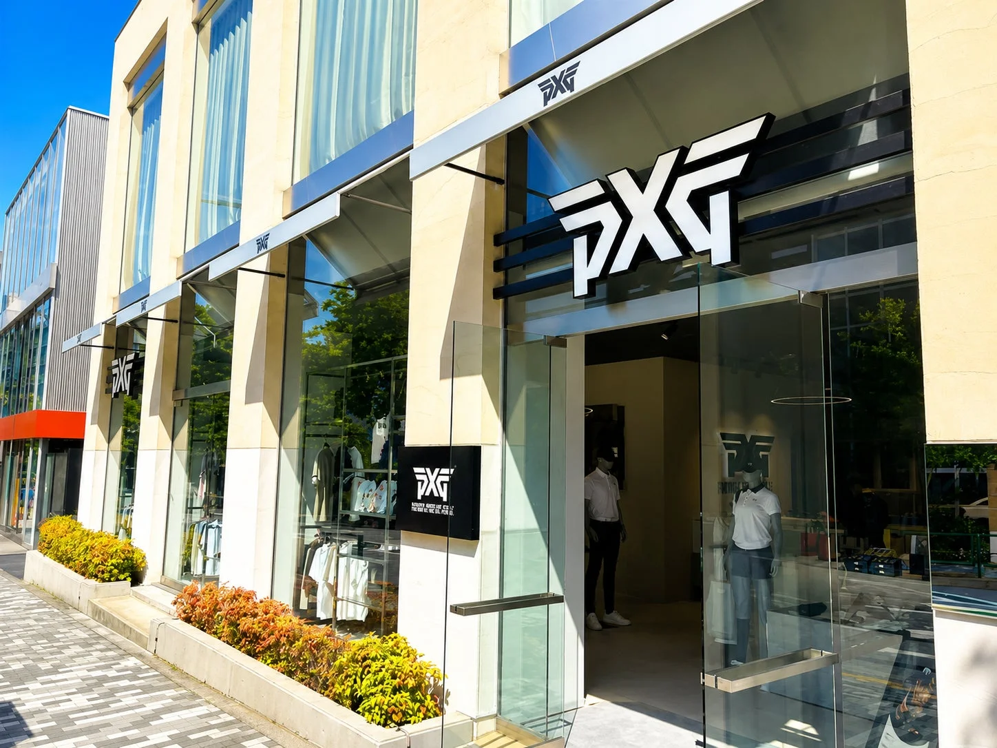 晴れた日に撮影されたPXG店舗の外観
