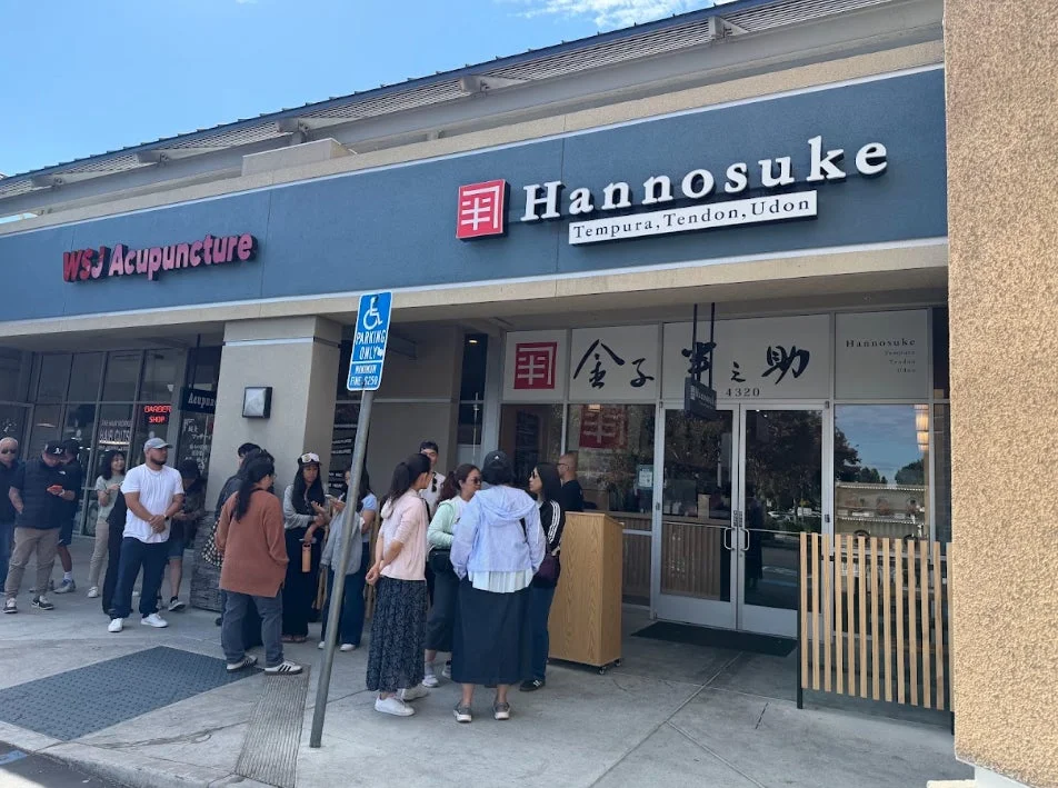 店舗外観と行列の様子