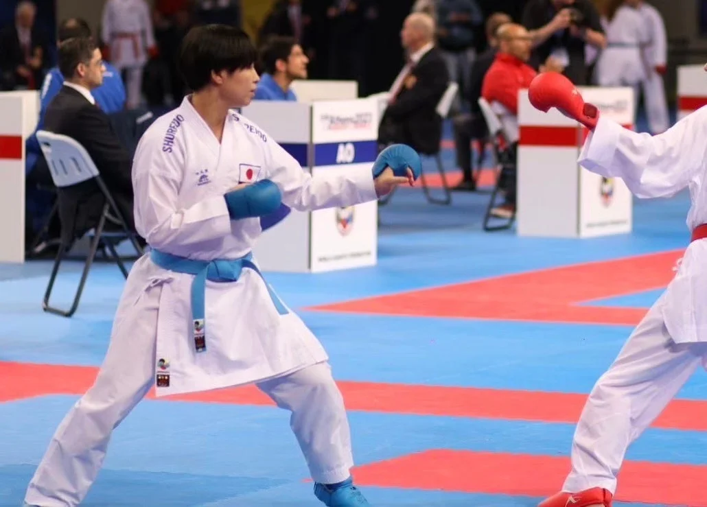 空手の組手試合で構える日本人選手