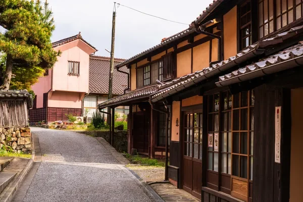 瓦屋根の伝統的な日本家屋が立ち並ぶ路地