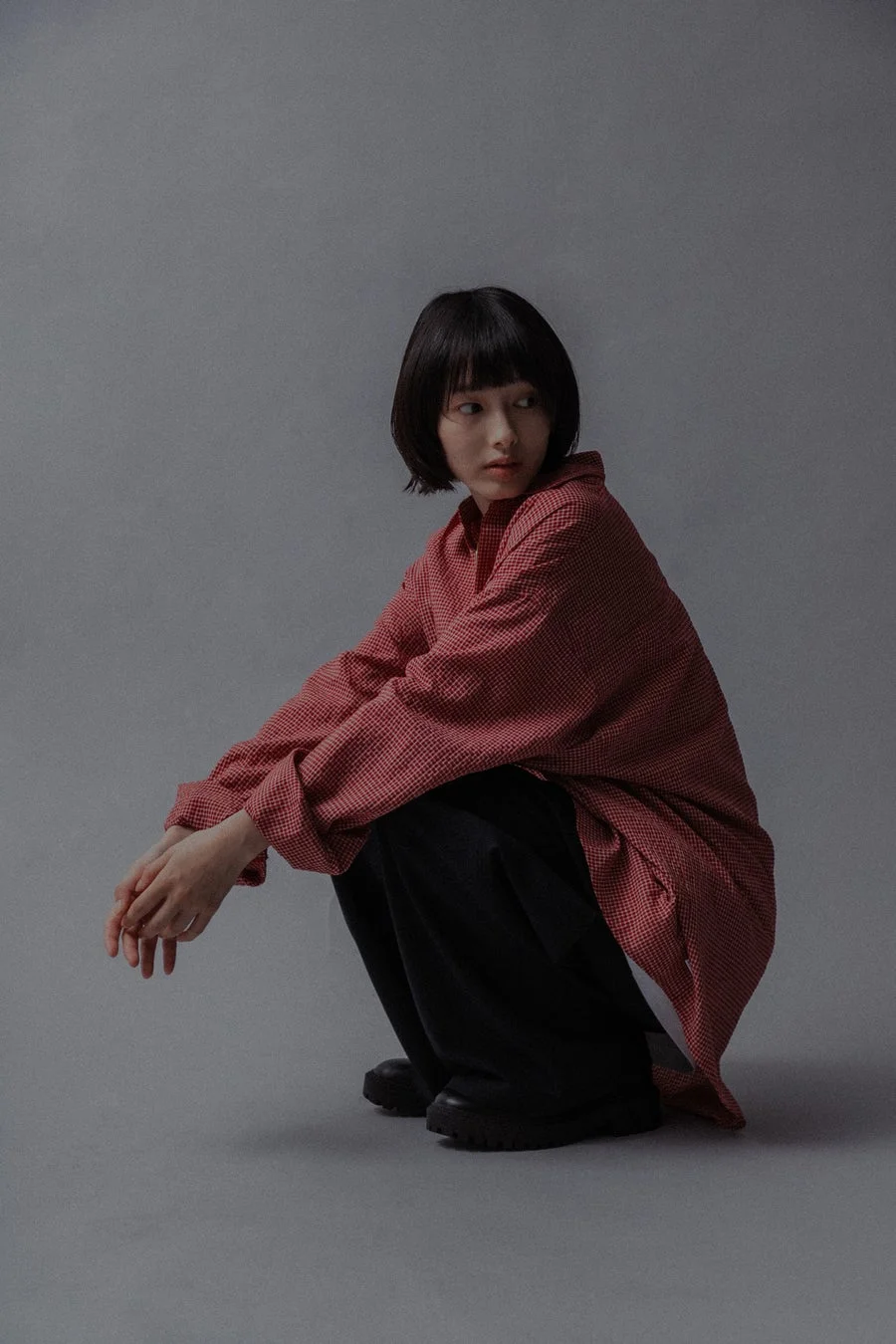 赤チェックシャツを着た女性
