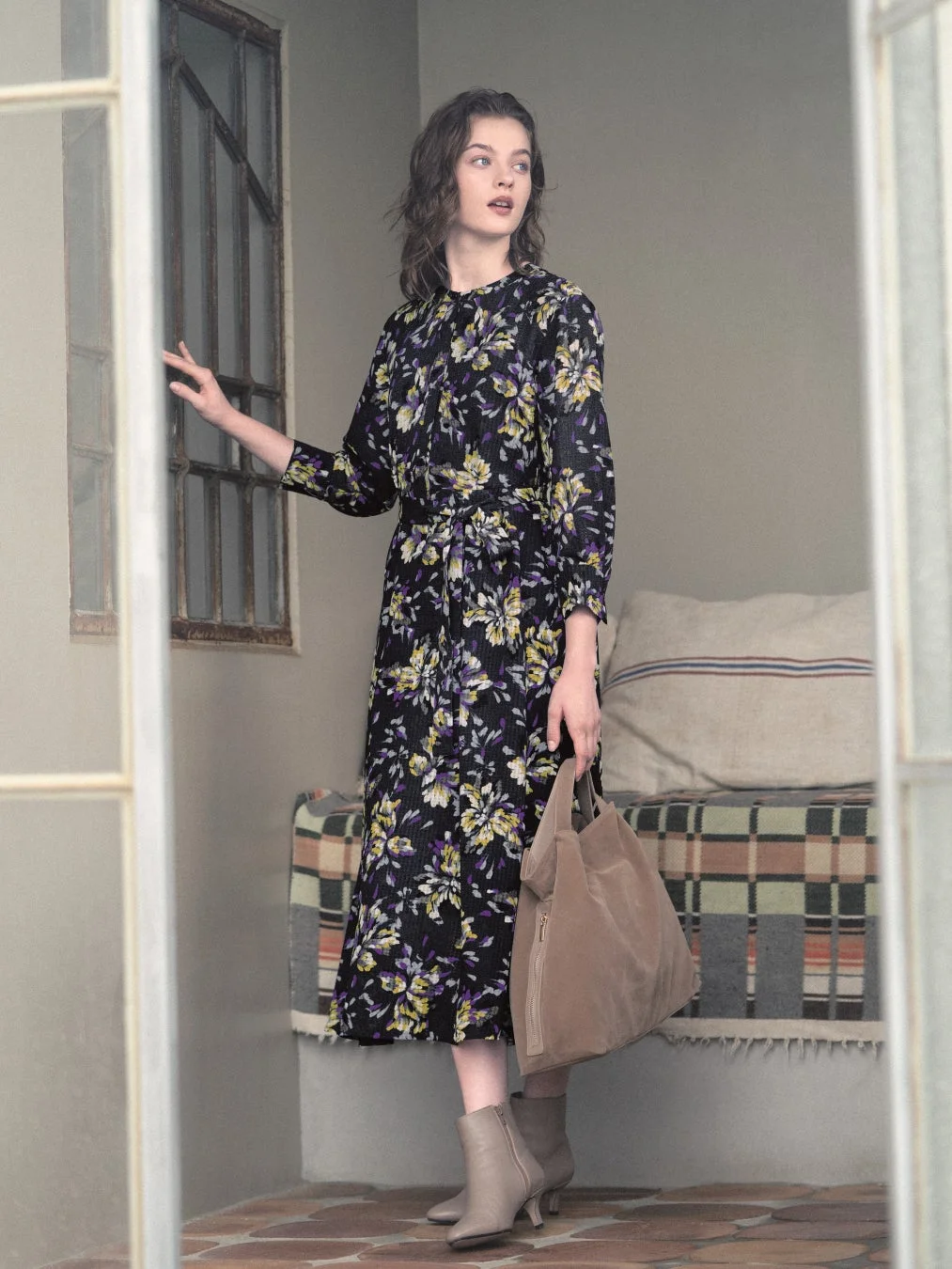 花柄のロングワンピースを着た女性