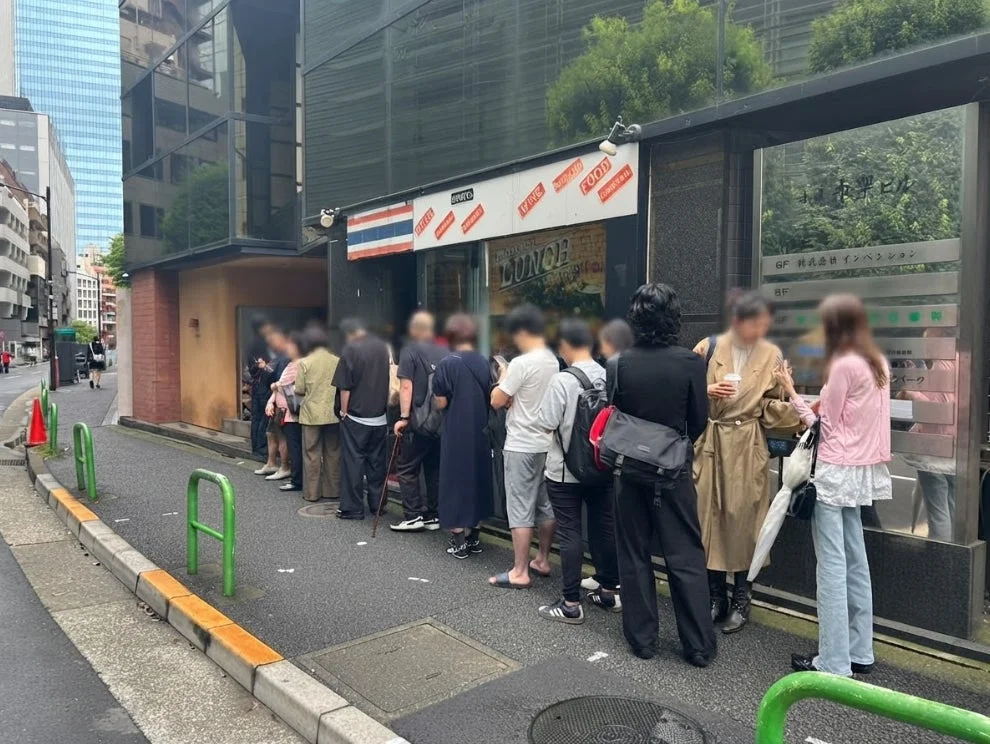 行列する人々