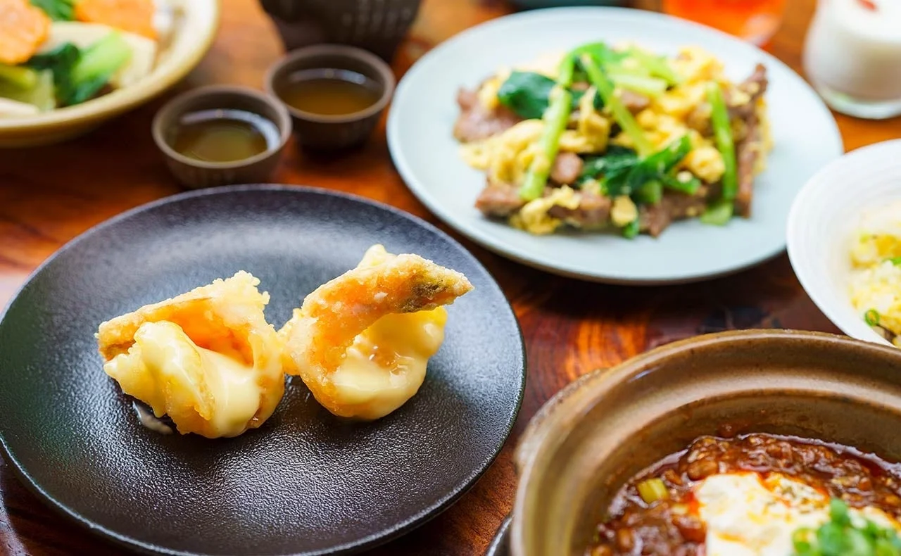 中華料理が並ぶ食卓