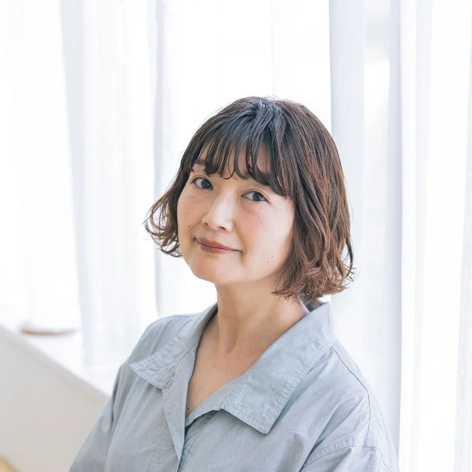 女性,ポートレート,笑顔,ショートヘア,ミドルエイジ,自然光,室内,カジュアル,アジア人