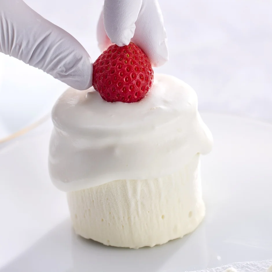 いちごを飾り付ける様子