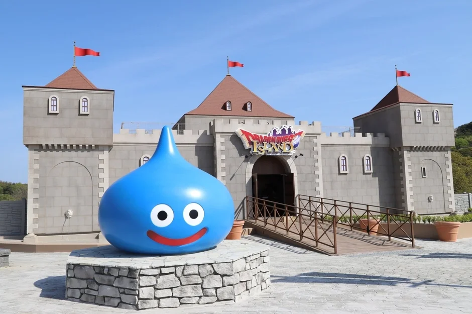 ドラゴンクエスト アイランドの城のような入口とスライムモニュメント