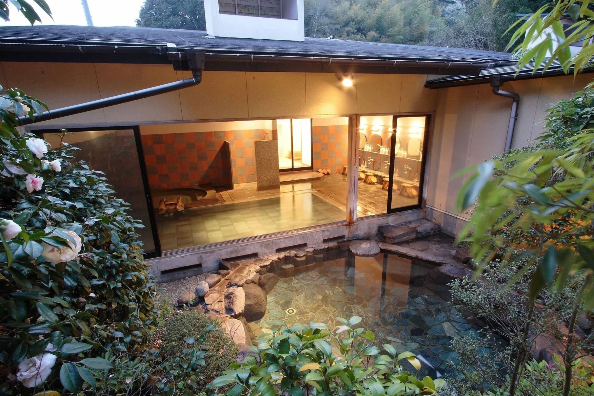 日本庭園を望む露天風呂と和風の浴場