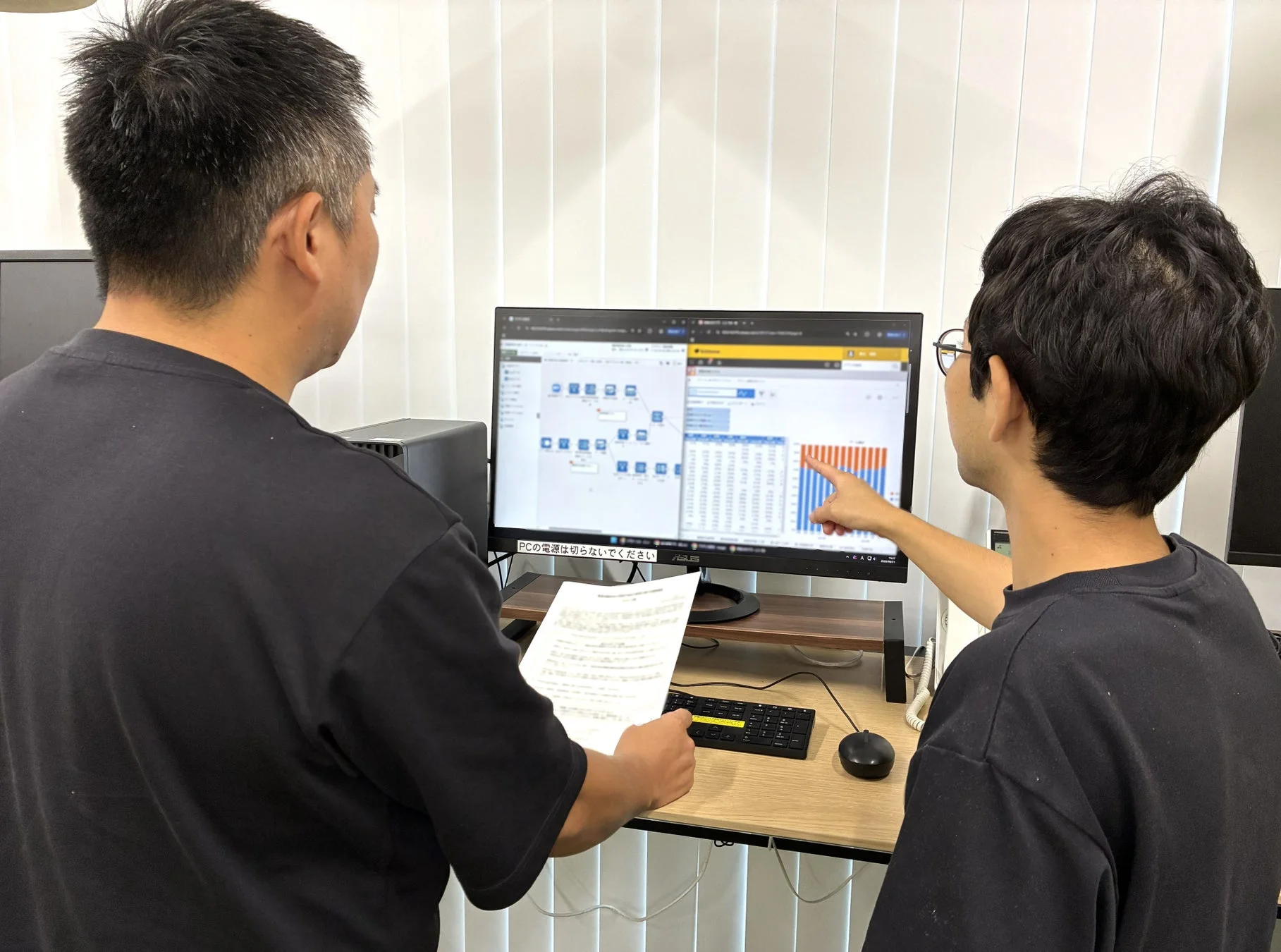データ分析を共有する様子