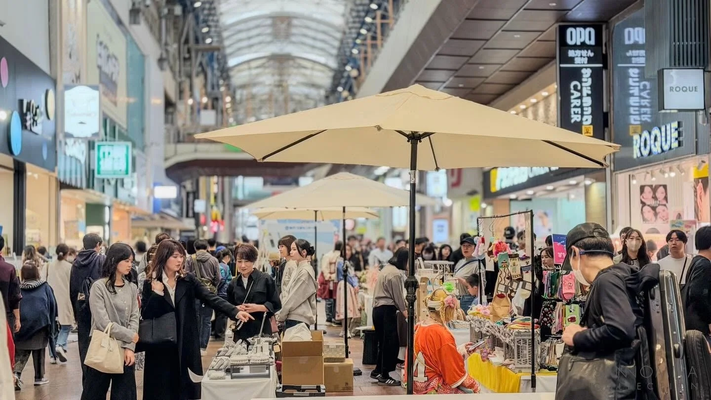 賑やかな商店街のマーケットの様子