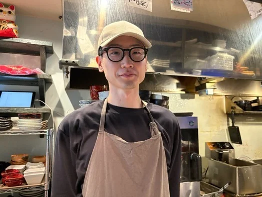 エプロンと帽子を着用した店主の様子
