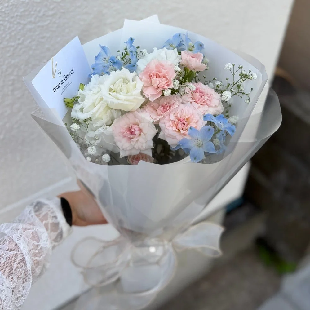 ピンク、白、水色の花束