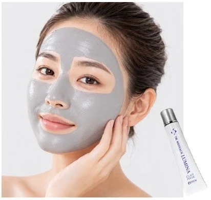 クレイマスク使用中の女性