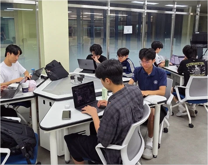 学生たちがノートパソコンに向かい集中して作業する様子