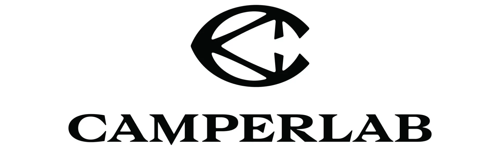 白地に黒で「CAMPERLAB」というブランド名とその抽象的なロゴマークが描かれた画像です。ロゴは幾何学的なデザインで、テキストの上に配置されています。ブランドの識別を目的としたシンプルな構成です。
