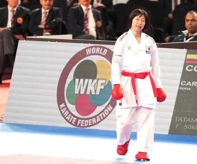 WKFの競技会場に立つ日本人女性空手選手