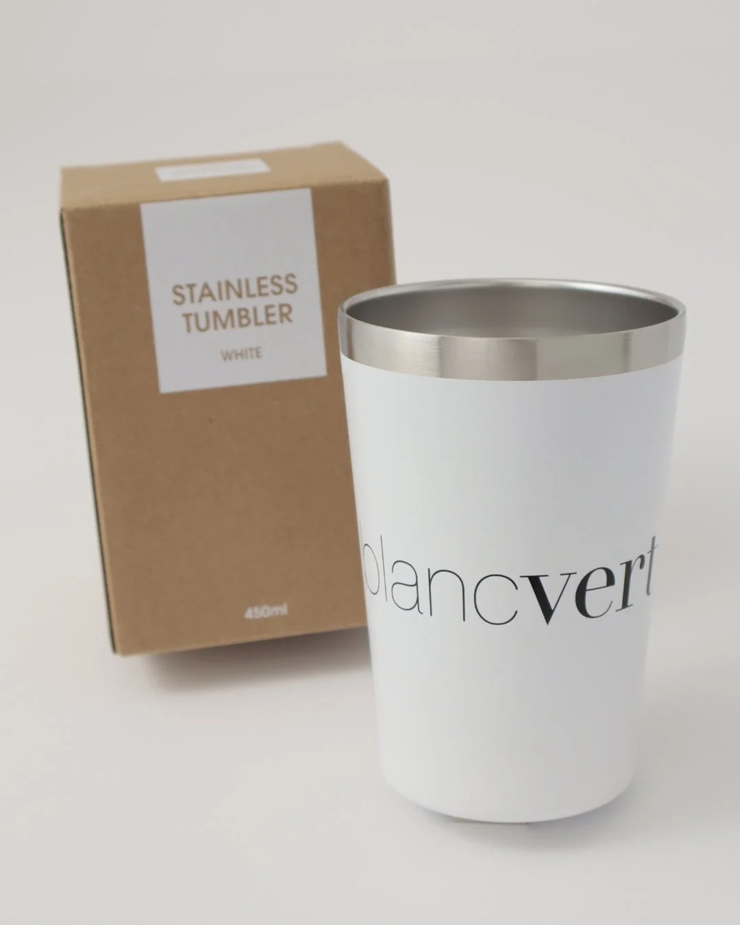 blancvertのロゴが入った白いステンレス製タンブラー