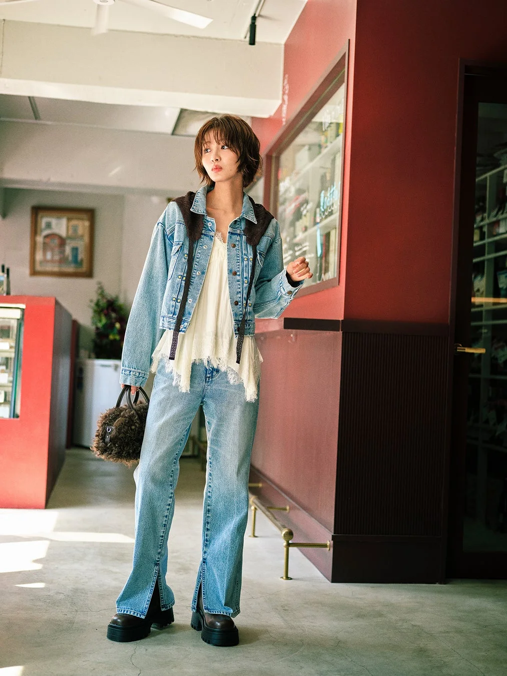 LOOK7：デニムジャケットとスリット入りジーンズ