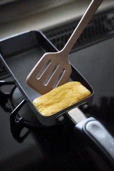 卵焼き器で焼かれた卵焼き