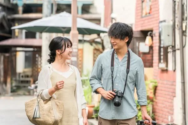 街を散歩する若いカップル