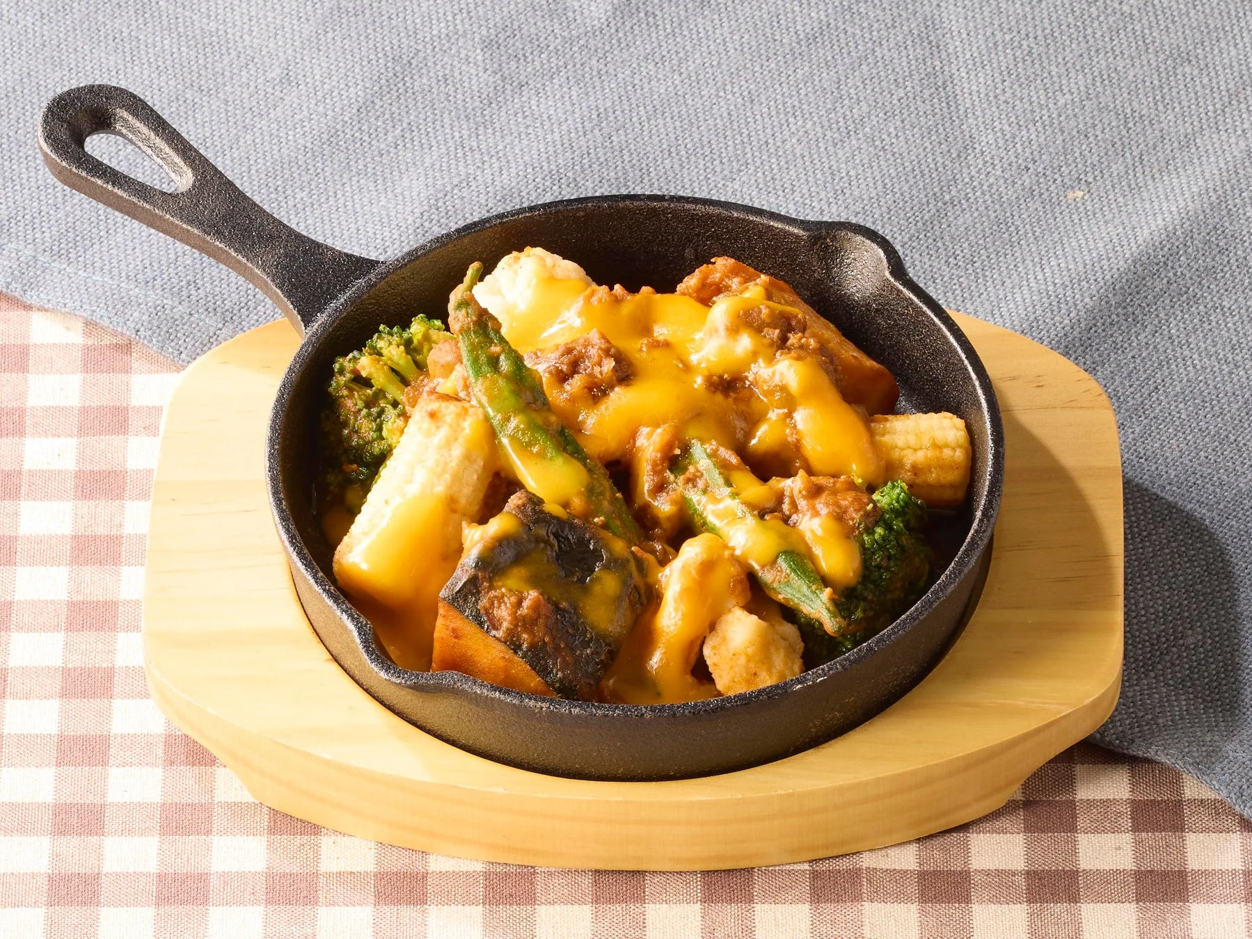 彩り野菜とチリコンカンのチーズ焼き