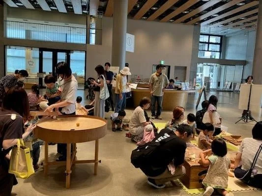 親子が木のおもちゃで遊ぶ様子