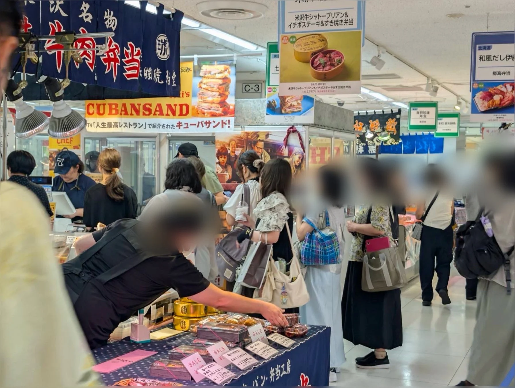 賑やかな食品売り場