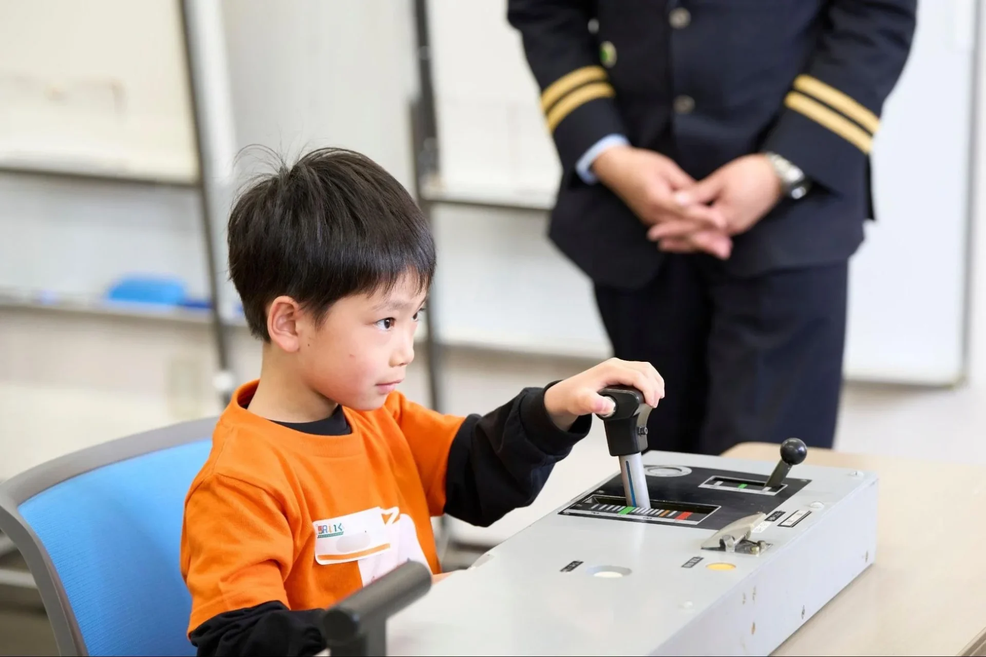 運転シミュレータを操作する子供