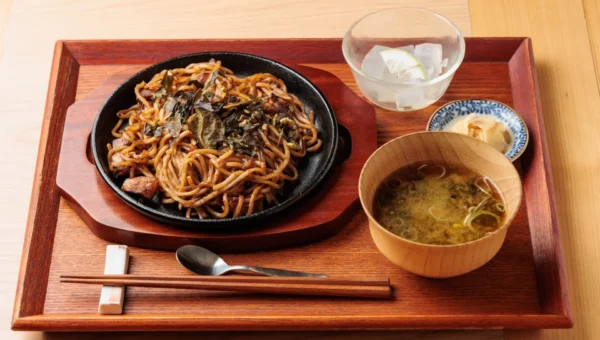 東京駅「dancyu食堂」に新定番！半年かけて開発された“麺が主役”の「究極の焼きそば1.0定食」が登場