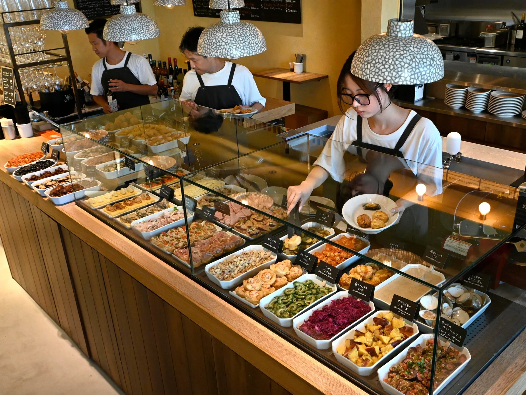 デリスタイルのカウンターで、来店客とスタッフが賑わう様子