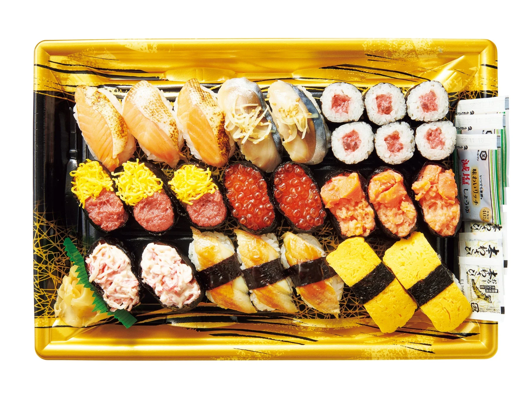 金と黒の豪華なトレーに、炙りサーモン、まぐろ、いくら、うなぎ、玉子など、様々な種類の握り寿司、軍艦巻き、細巻きが美しく盛り付けられた寿司の盛り合わせ