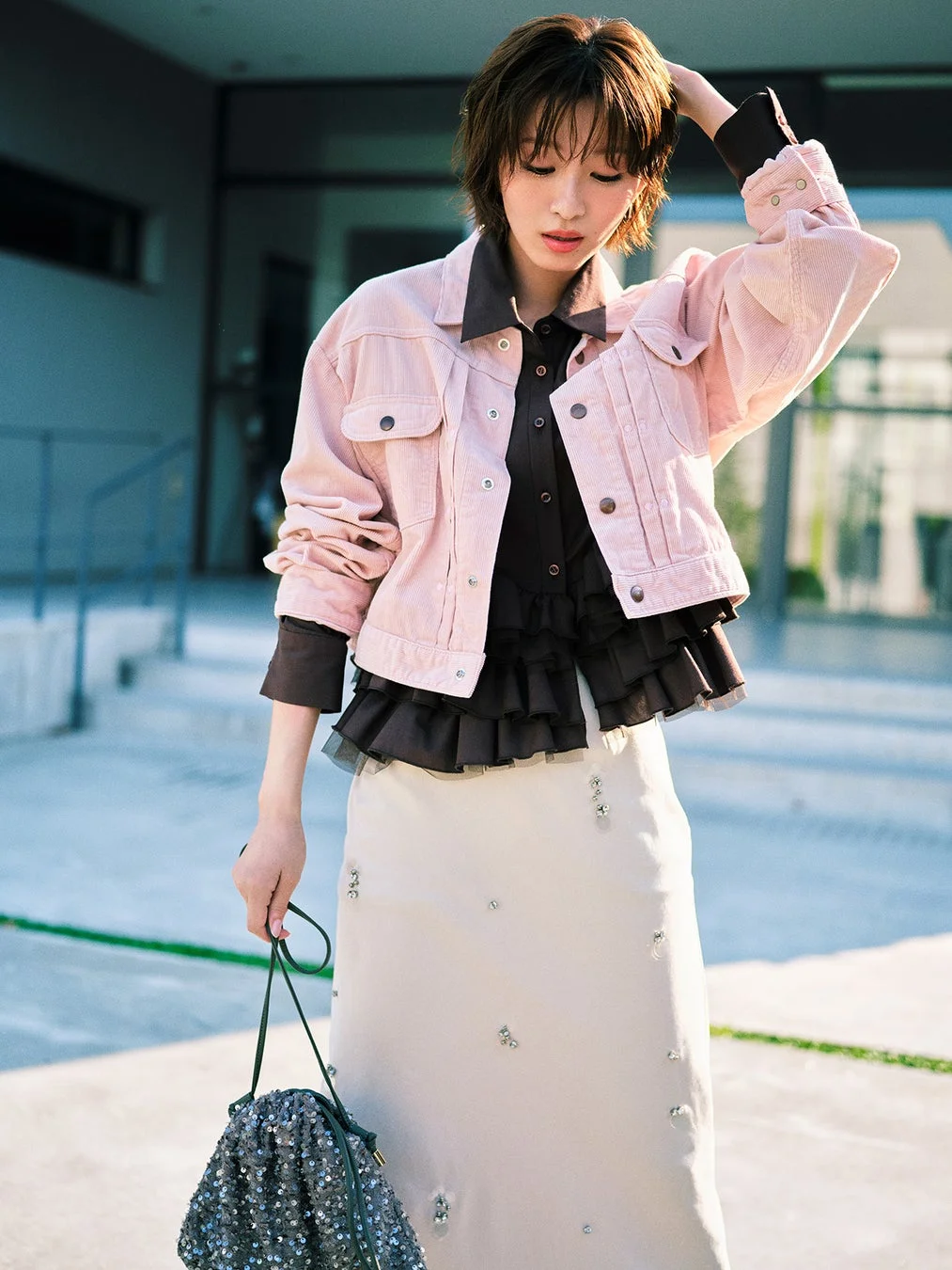 LOOK4：ピンクのコーデュロイジャケットとロングスカート