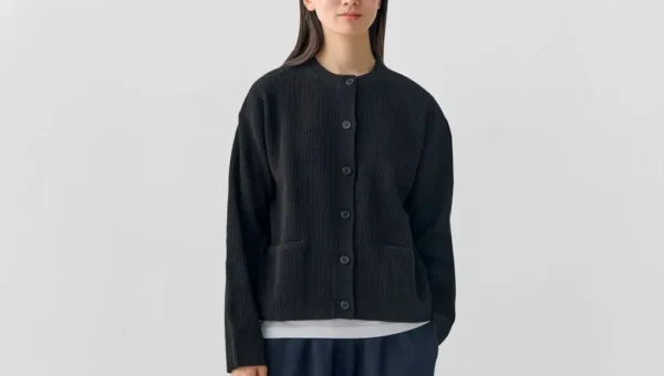 無印良品から、服がまるごと資源に！「素材に還る」シリーズ初のパンツ＆洗えるニットが登場