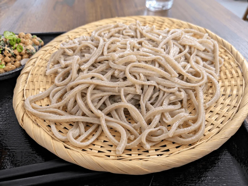 ざるそばと納豆