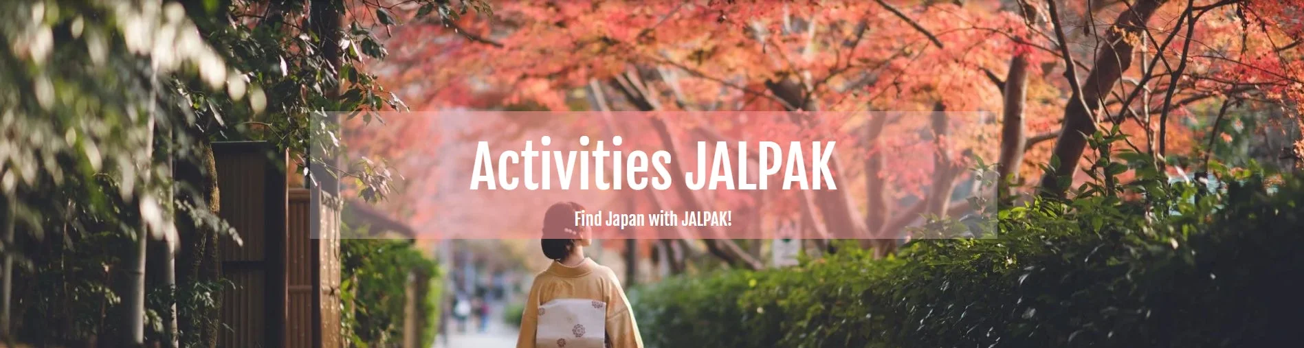 日本の紅葉が美しい道を、着物を着た人が歩いている風景。JALPAKの旅行アクティビティを宣伝しており、日本の秋の魅力を伝えています。