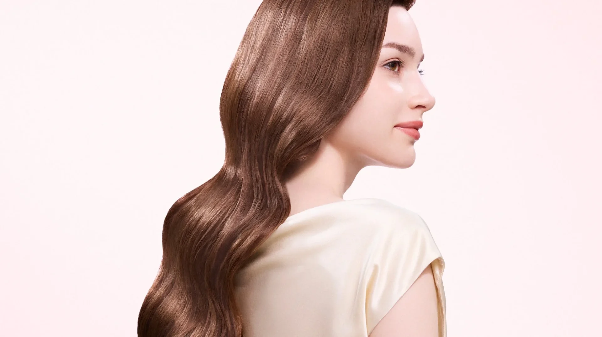 艶やかなウェーブヘアの女性の横顔