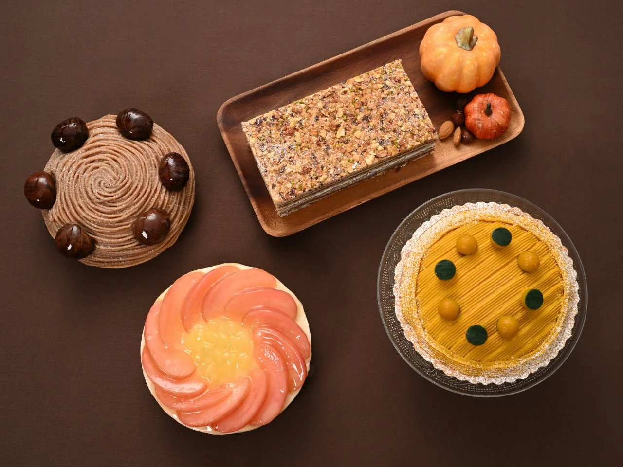様々な種類の秋のケーキ