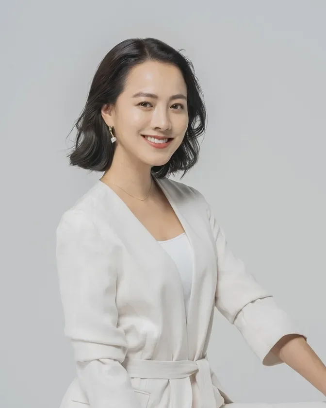 白いジャケットを着用した金ヶ江悦子さんのポートレート