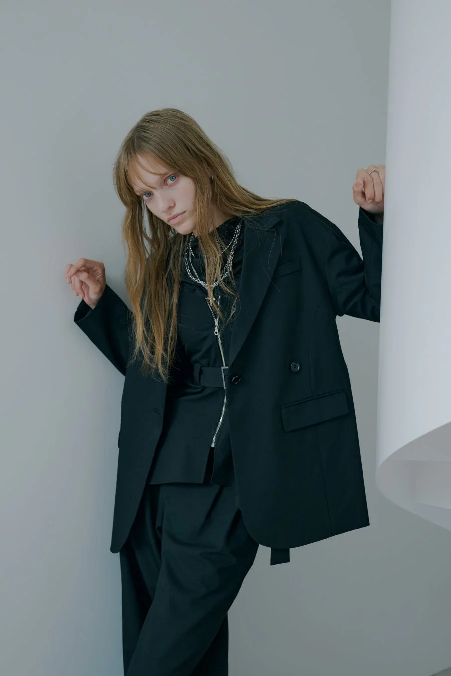 黒いオーバーサイズのスーツを着た女性