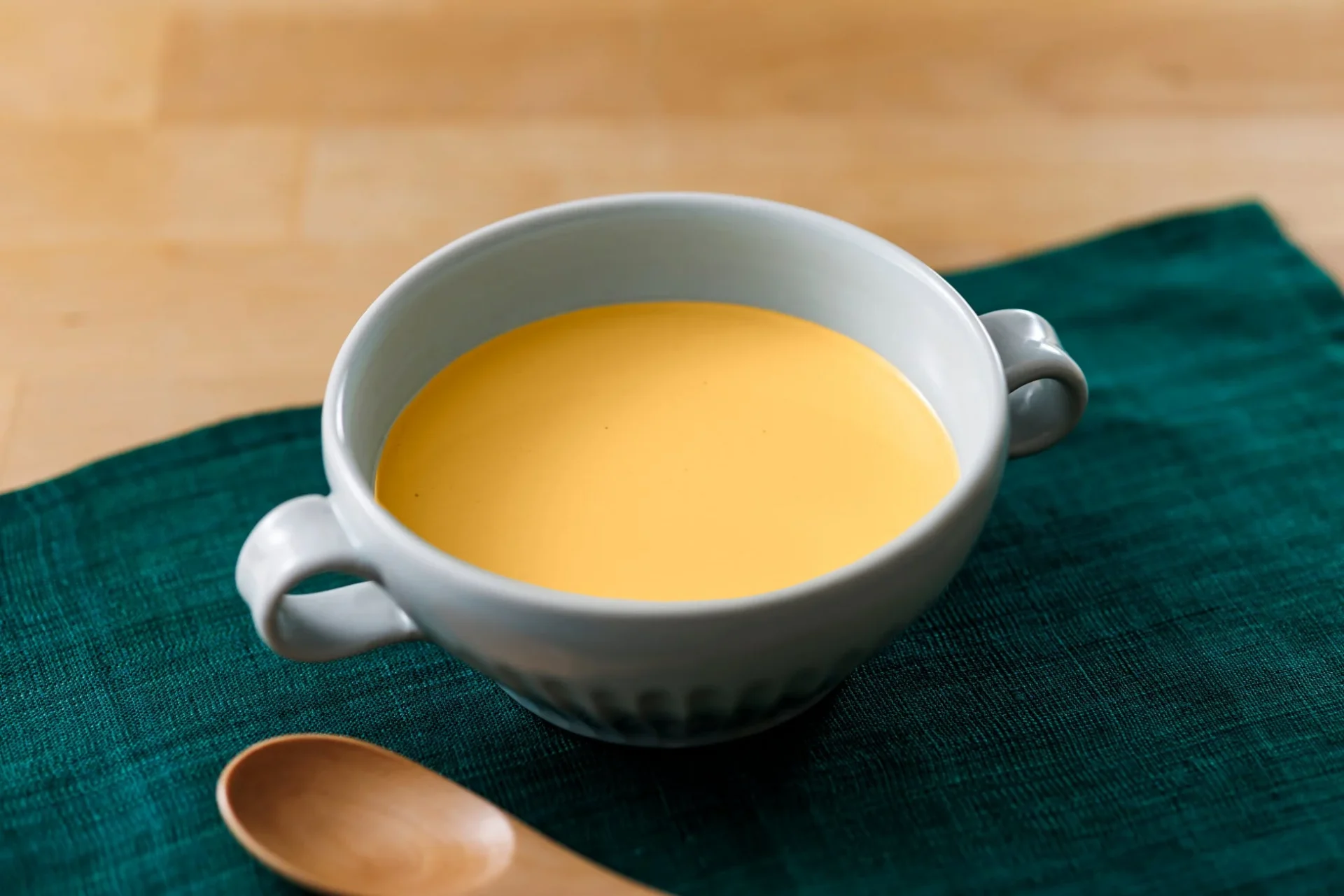 温かい黄色のスープ