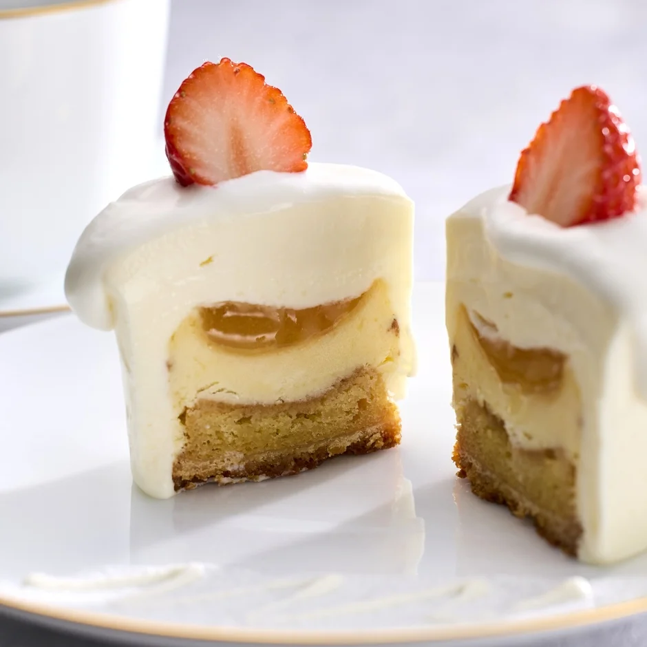 ケーキの断面からはちみつがとろけ出す様子