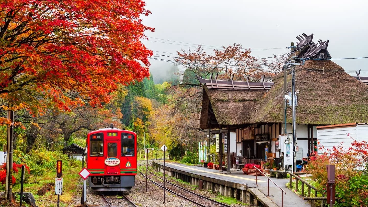 福島県二本松市の茅葺き駅と列車と紅葉