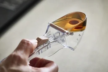 琥珀色の液体が入った計量スプーン