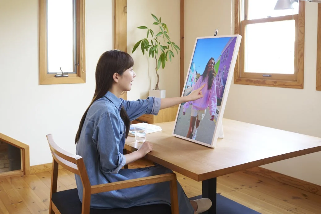 縦型スマートディスプレイを操作する女性