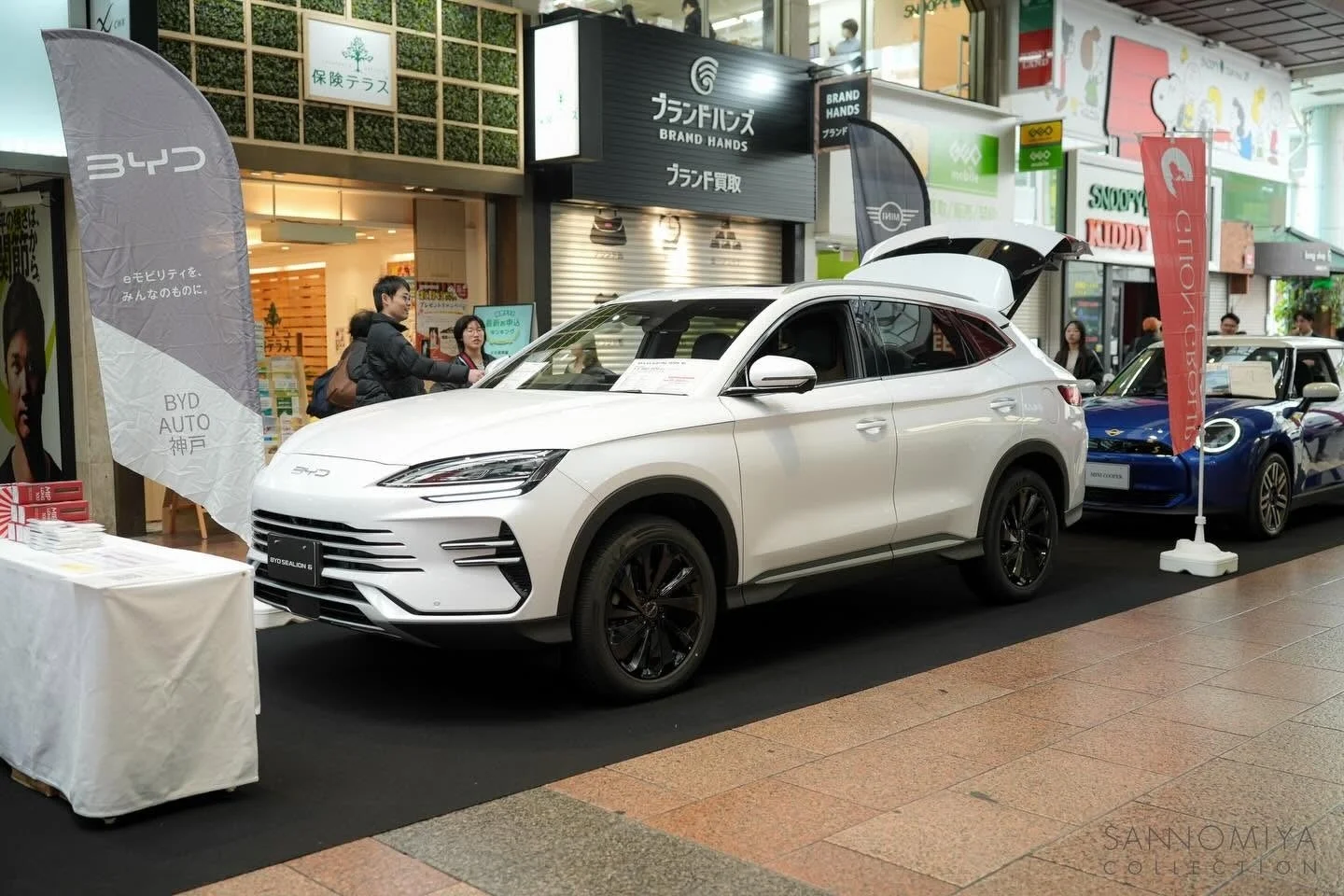 ショッピングモールで自動車の展示イベントが開催されている様子