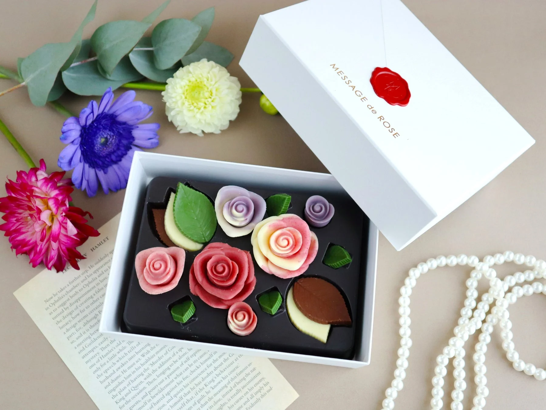 バラの形をした9種類のチョコレート
