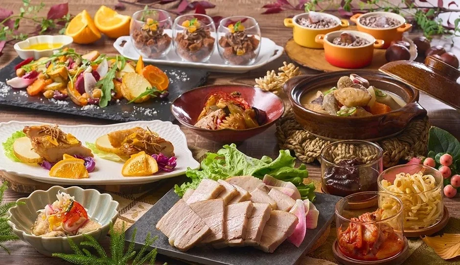 彩り豊かな料理が並ぶ食卓の風景